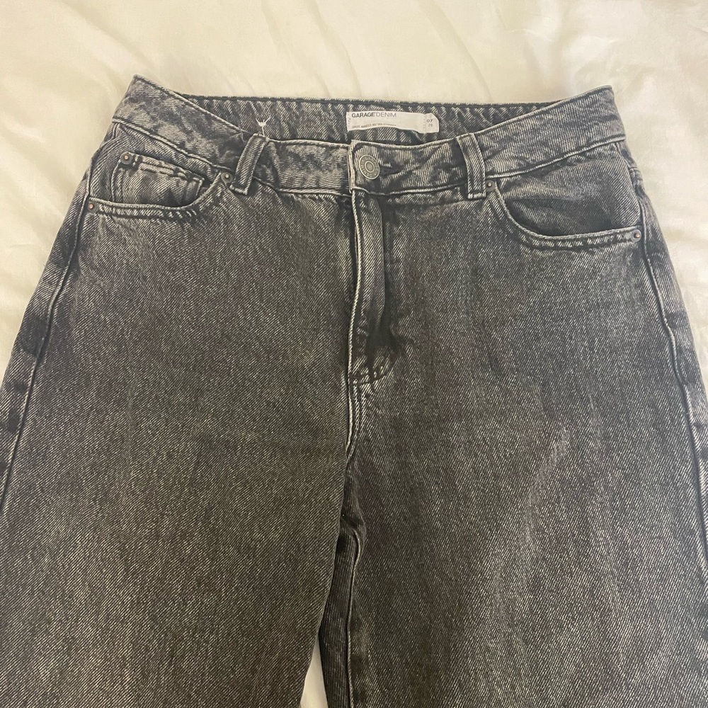 Black acid wash straight leg jean size 7/28